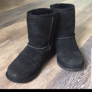 UGG Classic Midi size 6 in black